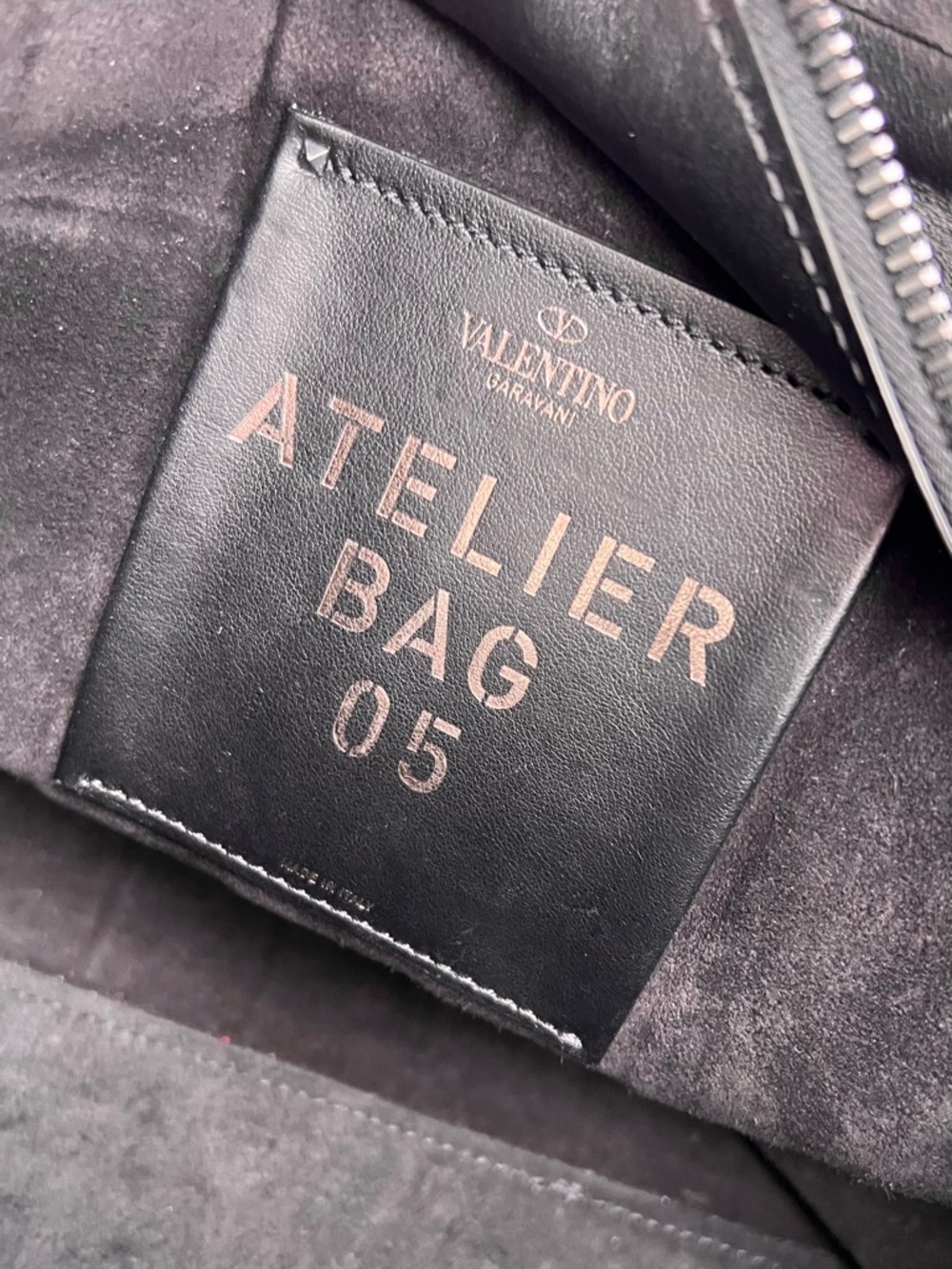 Valentino Garavani Atelier 05 Medium Pleated Black Leather Tote Black - Picture 11 of 11